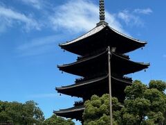 バスが東寺横を通るころには更に雲が去り、ぴかぴかに晴れて来ました。うぉー日差しが凄いぞぉ。これはバスを降りたら日焼け止め塗り足さなきゃな…。