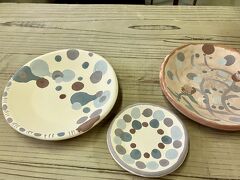 工房に移動しいよいよ絵付け体験スタート！
沖縄には何回か来ているのですが、〇〇体験ってのは初めてかも？

こうしたいああしたい！ってのがあっても、表現できないもどかしさ…
点打ちだけなのにうまくいかないし（筆を使って書くのは難しいので初心者は点々だけがおすすめとの事、私は点々だけでも垂れて大変なの事に…）
しかも絵付け時の色と、焼いた後の発色が違うので、絵付けしながら頭の中で？？？
や…焼きあがるのが楽しみです。（想像しているのと全然違う配色になってそう）

そのあと工房内を見学しながら職人さんに説明していただき、
職人さんたちの技術に感動したまま直売所に入ると素敵な作品が沢山ならんでいて…
そりゃこちらで選んじゃいますよね＾＾
（直売所だけあってどこよりもお値打ち価格でした）

元々好きな窯でしたが、さらに身近に感じる事が出来た良い体験でした。

