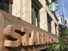 すぐ近くのスタバで、休憩しながら荷物の整理を。

ほどよくエアコンが利いていて過ごしやすかったです。
ほとんどみんなテイクアウトで、座って飲食する人は少なかったし。
（超ウブドの中心地）

外を見たら陽射しがギラギラ。さすがバリ。
「ゲー暑そうーーーー！絶対ムリーーーィ」

娘グッタリ。

昨日遅くまであちこち連れ回したから
疲れが出たのカモしれないですよ。
温めたり（暑い）冷やしたり（水）し過ぎた？