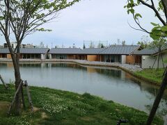 ヴィラの前には、大きな池があります。