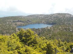高見石の最高点から白駒の池がよく見えます。