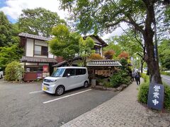 バス停から歩いていたら、ほどなくそば屋がありました。
もう13時を廻っていましたが、待ち客の列がありました。
