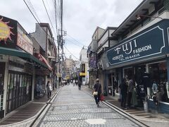 横須賀といったらどぶ板通りでハンバーガーか海軍カレーのランチ
カレーはいつも食べてるのでいつ行ってもハンバーガーを食べてしまう

よこすか満喫きっぷのパンフレットを見てハンバーガーとカレーがワンプレートになっている店があったのでそこに行くとする
