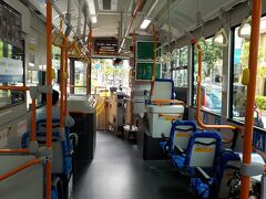 本国では中央線沿いに拠点を置く者ですから、三鷹からバスで向かいます。
深大寺最寄りのバス停は、寺の東、南、西にいくつかあって、ゆえに行き方がいろいろありますが、このバスは京王バス「鷹66」系統です。運賃は、210円でした（近く賃改があるとのこと）。
そーいや、昔の京王バスは、車両の長手方向にロングシートが設置されていましたが、今は前向きですね。
