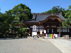 本堂。
たまたま着物を纏った方がいらっしゃいましたが、やっぱり映えますね。
