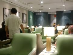 空港へは1時間ちょいくらい、やはり少し渋滞してた。
到着してみたら乗るはずの便名がモニター表示されてなくて、かなり焦ったけど無事にチェックイン出来ました。なんだろう、共同運行とかだから？今まで表示されないことなんて無かったからハラハラしました。
50リンギット札残してしまってたので、使うために空港レストランでヌードルをすすり、ラウンジへ移動。