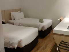 グラブでホテルへ。
今夜のお宿はパークビューホテル。
窓なしですが宿泊費が恐ろしく高いシンガポールにおいて、この広さで朝食も付いてMRTブギス駅へも近くで12000円はお得な方かと。