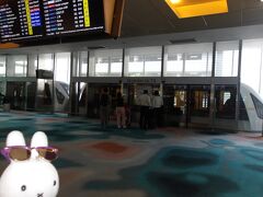 さきほどの記念写真を撮って下さったスタッフがアテンド担当でした(^_^)。

「では、ご案内しますね(^_^)。
今は第２ターミナルですが、出発便が第３ターミナルなのでこちらの乗り物に乗っていきます」とスタッフさん。