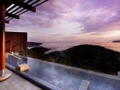 休暇村加太のホームページより写真をお借りしています

部屋もオーシャンビューですが露天風呂も同じです
ちょっと温めですが顔に風があたってとても気持ちが良いです

雨の時は、露天風呂入り口にあるすげの傘(？）を頭にのせて入ります(笑)　

お天気が良ければ夕日も見れそうです

昨日の友が島散策で左膝を痛めましたが、温泉で
とても楽になりました

