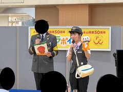 永山駅前の商業施設ではイベントも開かれました。
後ろの看板には「小田急多摩線開業50周年＆グリナード永山開業50周年　コラボイベント」とあります。
グリナード永山とは、この商業施設の名前です。

左は駅長さん。一言で駅長と言っても、新百合ヶ丘駅から唐木田駅まで多摩線の駅を管轄されています。
右は豊岡真澄さん。ママ鉄タレントなんて肩書きで活動されてますね。

豊岡さんのバッグに注目。白地に青帯が入ってます。
小田急8000系をイメージしたものとのこと。
ファスナーの部分はなんとつり革。
このバッグ、売り物です。つまり買うことが出来ます。
豊岡さん、8000系LOVEだそう。

※こういうとき、どこまで顔を隠せばいいのか分からない。豊岡さんは大丈夫ですよね？