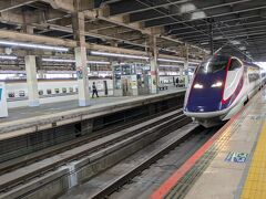 大宮駅9:21発のやまびこ129号で仙台へ向かいます。
あれっ…入線してきたのは「つばさ」です。

