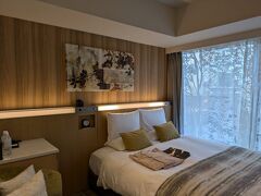 一旦ホテルに寄ってチェックインを済ませます。
ロビーではウエルカムドリンクとおやつをいただくことができました。
このホテルは球場から仙台駅に向かう途中にあるので野球観戦時には便利な立地だと思います。
この日もカープのユニフォーム姿のお客さんがいっぱいでした。