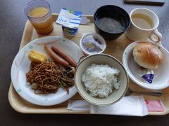 朝食
ご飯、焼きそば、バターロールって揃い踏み状態(^_^;)
牛乳が無かったのは残念
