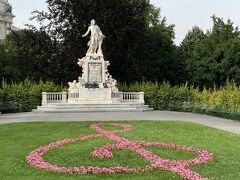通り過ぎてしまったモーツァルトの像を見るためにホーフブルク王宮の前の公園まで戻った。

公園でたくさん人が集まってピクニックしていて楽しそうだった。