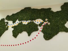 乗船手続きを済ませると待合室があるのですが、待合室にあったデッカい日本地図をパシャリ↑&#128247;
壁一面に日本地図があります！！