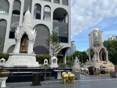店を出ていつもの場所でお参り。