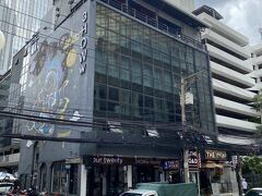 駅から徒歩10分ほどにある今夜のホステルに到着。今回小さなキャリーケースを持ってきたので、でこぼこが多い歩道を引いて歩くのは少し大変だった。

荷物を預けて街歩き開始。