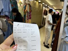 お次は水着を買いにプラチナム・ファッションモールへ。インフォメーションで水着の店はどこか聞いたら、おじさまが検索してくれて店舗名と場所を印刷してくれた。店の探し方も丁寧に教えてくれた。なるほど、モール内の看板に通り名と番号が書いてあった。

無事4階のお店で水着を購入。300バーツ(1,286円)。機会があったらパタヤで着よう。