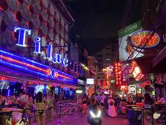 友人からもうすぐ着くとメッセージが入ったのでホステルに戻る。今回の旅は香港から友人も参加。私のブログに何回も出ているM君で、今年2月の岡山はだか祭ぶり。持つべきものは各国の旅友。

ホステルに向かう途中のSoy Cowboy通りは水着姿の女性が立っていたり妖艶な雰囲気だった。