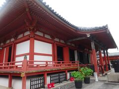 六波羅蜜寺（本堂）９５１年、人々に念仏をすすめ、「市の聖」と呼ばれた空也上人が創建。平安末には一帯が平家一門の拠点として栄え、５２００のも及ぶ邸宅が構えられた。鎌倉時代は京都の詰所があった。口から念仏が仏像となって出ている空也上人像は有名です。