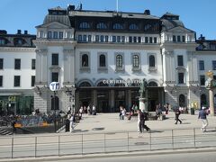 バスに乗って次に向かったのはストックホルム中央駅。
ここから地下鉄アートの見学に向かいます。
