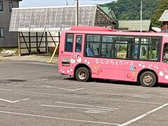 「駅前バス乗場付近になんぶちぇりバス二又線がいます。可愛いラッピングバスです。」