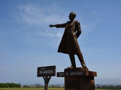 最初の訪問地は新千歳空港から１時間弱、羊ケ丘公園。
Boys be ambitious!
クラーク博士のポーズで撮る記念写真、
土曜日の９時過ぎで３組待ちくらいだったかな。
このあと観光バスも来てたみたいだから
やはり早めがお勧め。
