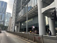 中環駅K出口から直進してすぐにあるのが「HSBC香港上海銀行本社」
香港の金融街にあるパワースポットとして有名
