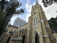 「セント・ジョンズ教会 （St.John's Cathedral）」
1849年に完成した香港で2番目に古い建築物
このとても美しい教会をぐるっと周るように歩いて行き…