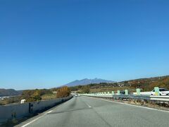 渋滞も大月（山梨）まで。河口湖方面に行く人が圧倒的に多く、名古屋・松本方面に行くクルマは少ない。大月のジャンクションの先は余裕でマイペースのドライブです。
正面の山は八ヶ岳。

信州（長野県）生まれの人は山の景色にこだわります。

People born in Shinshu have a particular love for mountain scenery.

