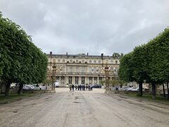 本来のチェックイン時間は16時ですが、15時くらいなら部屋が用意できるとのこと。
荷物を預けてランチにでかけます。
身軽になったし雨もほぼ上がっているので、徒歩で駅前まで。カリエール広場を通って

