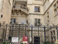 戻ってきました。
ホテルドゥソンヴィル。
もともとは16世紀の貴族の大邸宅だったそうです。

こんな美しい門扉のあるホテルは初めて～。ここもアールヌーボーですね。