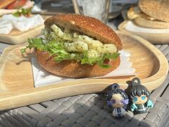 し：前にも伺ってすっかりお気に入りのドイツパンのお店でランチです。
このサンドイッチ大好きです。
ドリンクもクッキーもその他のパンも全部好き！

む：相当お気に入りなんだね。
確かに美味しいけどね。