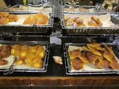 朝6:00前に目が覚めたので、身支度を整えてレストランへ。
ホテルの朝食は７時からで少し前に行ったものの、30日人ほどの列ができていたが、時間になるとすぐ席に着くことができた。
席に着くと飲み物を聞かれ、コーヒーを頼むと２杯分以上入ったポットが出てきました。