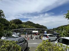 ファーマーズマーケット セレサモスに寄ります。
ＪＡセレサ川崎直営の大型農産物直売所です。
でっかい八百屋さんと思ってください。
土日は駐車場が埋まるほどの人気です。
レタスとトマトを買っちゃいました。これから歩くのに。

このセレサモスの先には、昔ながらの里山の風景が残っています。
ここ本当に川崎市？東京都？なんて空間が広がります。
そこは後ほど。