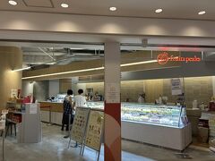 横浜駅改札口前でバスを下りてポルタを歩きます。
馬車道で食べそびれたパフェが食べたい！！でもちょっとお疲れ気味で遠くまではいきたくない、という事でフルーツピークスに並びました。