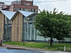 「向かい側におしゃれで目につく建物がありました。」
学生さん達が定期試験の勉強をしていました。