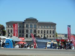 地下鉄を降りてからは再びバスに乗って、
中世からの街並みが続く旧市街ガムラスタンへ。
ここからは歩いての観光です。
遠くに見えるのは対岸にある国立美術館の建物。