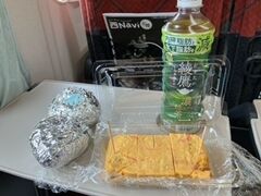 車内で嫁作のお握りと卵焼きの朝食。車内で食べるごはんは美味しいです。