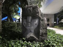 JRで有楽町から浜松町へ移動し、ホテルへ

ライトアップされた竹芝桟橋へいく

モアイ像があった。もう一つあるようだ。