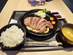 道頓堀くりたでプライオリティパス飯。
ステーキ無料はありがたい…
普通に美味しかった。