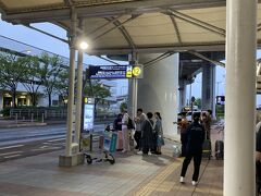 関空に着いたら、夕方で到着する便が多かったのかすっごく混んでる。
入国も税関も少し並んだし、何より預け荷物がでてくるのにすごく待ちました。
30分くらい待ったんじゃない？

18時45分発のターミナル行のバスにぎりぎり間に合った感じ。
恒例551の豚まんやサンマルコのカレーソースを買う時間なかった～。

旅行に行ってる間に関西は梅雨に突入したようで、雨の中帰宅したのでした。

でもまあ無事行けて良かった！
アルザスも満喫したし、鉄道旅も楽しかったです。

ちなみにキャンセルした2020年の旅行、
ソウル⇔フランクフルト、フィンエアーのビジネスクラス、1人206,447円（燃サー、諸税込み）でとれてました。フィンエアー公式サイトからの購入です。

あの頃は、ソウル発着だと欧州系航空会社のビジネスクラスが1人、20万円台で買えてたんですよね。もうあんな時代は来ないかなあ～。








おしまい♪