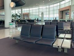大韓航空も同じターミナル２からです。その辺は楽。
オンラインチェックインは48時間前から。

これは済ませていたのでスマートチェックインのマシンで。人もほとんどいなかったし大韓航空のアプリも入れていたし、スタッフの女性が手伝ってくれた（というかこれもほとんどやってくれた）のでスムーズ。
搭乗券はアプリのQRコードです。
しかし、早くゲートに着きすぎた。一番端だったけど。