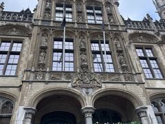 旧ポストオフィス

今はショッピングセンター
上はホテルなんですって。

地下のスーパー（アルバートハイン）に寄りましたが　まだ午前中なので荷物増えるの嫌で買物出来ず

今、クレカの明細見てたら2.58ユーロの買物していた。何を買ったんだろう、忘却の彼方～

2024/10/28　追記します。
自分日記を詳細に読んでいたら、このスーパー
出口でレシートをピッと読みとらさないとバーが開かないので出られないのです。
どなたか買物された方と一緒にスルーと出られることもありますが（ベルギーのスーパー何ヶ所かありました）人が途切れると待ってないと出られずで、買った物はレシートが出てきて　よくみたらリエージュ風のなんちゃら（パンかしら？）を買って出口でピッとしたのでした。