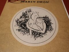 ドゥブロブニクパスで入れる「House of Marin Držić」に入りましたが、パス無しの人からお金を取るとしたら、100円でも腹が立ちそうな施設でした。

マリン・ドルジッチとは、鼻がピカピカになっていた人です
