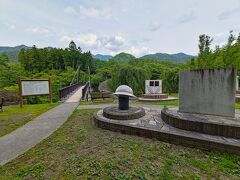 吊り橋を渡ると「与謝野晶子歌碑公園」という別の公園に出ました。
与謝野晶子は水上温泉をこよなく愛していたそうです。