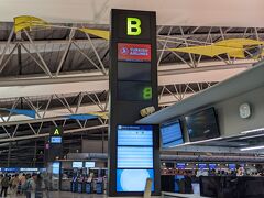 ターキッシュエアラインズはBカウンター。トルコ航空を利用するのは初めてです。家でオンラインチェックインして搭乗券を印刷してきたので、チェックインカウンターではスーツケースを預けるだけ。