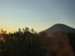 宿泊していたホテルの大きな窓からこんな感じで山が見え
朝の4時ころに思いっきり朝日が差し込んで起こされます。
