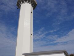 沢崎花灯台～佐渡島最西端にある灯台～
小佐渡山脈の南西、小木半島の枕状溶岩の上に建つ。昭和３（1928）年１１月２１日に建設され、与謝野晶子も「沢崎の灯台に身をなぞらえてはし鷹立てり一つの岩に」と詠んでいます。
現在の灯台は、昭和62（1987）年に建て替えられた二代目で、直江津～小木航路の小木へと向かう船舶が第一目標として目印にする重要な標識です。灯火は保安部で遠隔監視できるシステムとなっており、また定期的に事務所から職員が巡回し、機器の点検、施設の保全に当たっています。
光り方：群閃白光　毎３０秒に２閃光　　光の強さ：２８万カンデラ　　光の届く距離：１８海里（約３３㎞）
