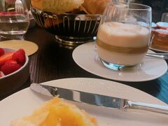 Paris2日目、ホテル　プリンスドガルで迎える朝。
シャンゼリゼ通りのルイヴィトン本店角を曲がって少し歩いたところ。立地も最高だけど、、大型ホテルに慣れている自分としては、パリのこじんまりとしたホテルで、この値段？！とちょっと戸惑ってしまう。。このキャパなら5つ星でなくてももっと安くて可愛い小さなホテルに泊まってみるのも楽しいかも？ホテル選びもまた次回の楽しみにしようと思う。

と、思った発端がホテルの朝食。。


デニッシュにフルーツにカフェラテで1人7000円、昨夜合流した主人と合わせると14,000円！た、高すぎない？？？しかもそんな美味しくない。。

調べたところ、つい最近までブッフェだったはずがなげかアメリカンブレックファースト（の、更に更に簡易版）になっていて、寂しい。

Parisの朝は早く、朝７時台から営業しているカフェもあるので、朝カフェ巡りを楽しもうと！切り替えました。